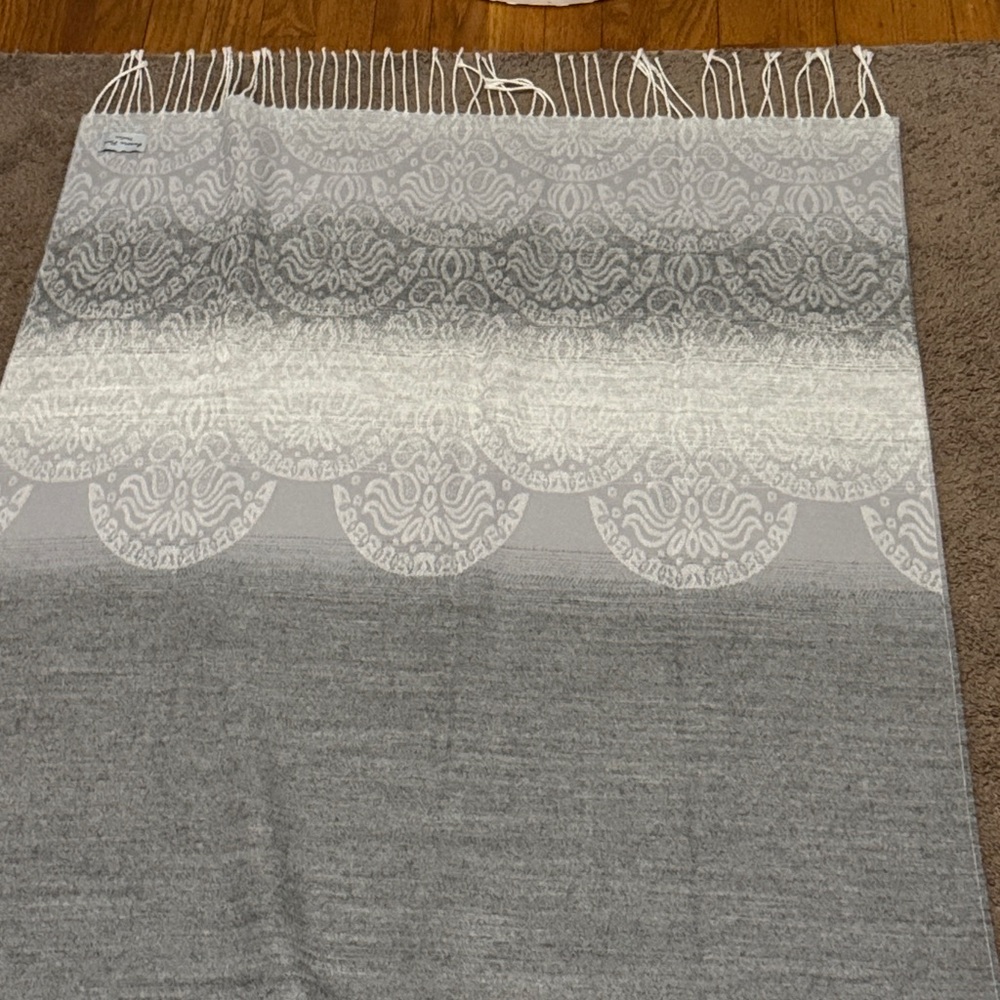 Stunning Italian Wrap/Shawl Scarf-Like New-Gray Ombre Print-Twisted Fringe-Soft - Picture 10 of 16